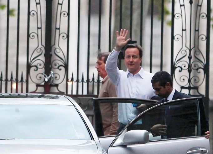 David Cameron odjíždí domů. Bude se brzy stěhovat na Downing Street? Těžko říct. Liberálové se obávají, že jeho Konzervativní strana pouze předstírá snahu dohodnout se a jde jí jen o to vyvolat předčasné volby, v nichž by tentokrát získala kýženou parlamentní většinu.