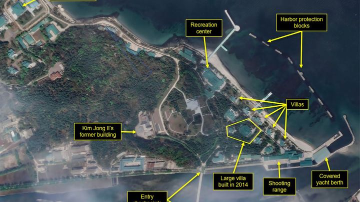 Kim se asi schovává v karanténě u moře. Jeho rezidence je luxusnější než sídla králů