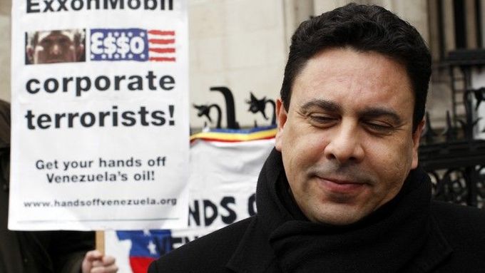 Venezuelský velvyslanec Samuel Moncada před londýnským soudem.