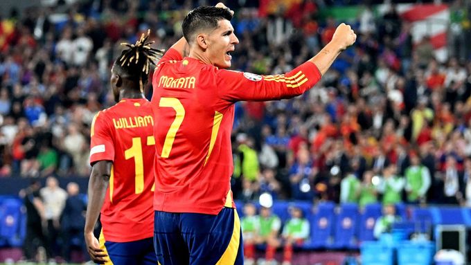 Alvaro Morata slaví jediný gól utkání proti Itálii