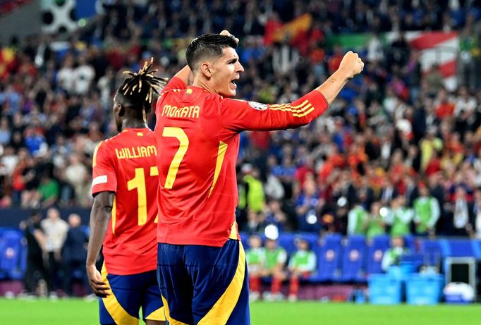 Alvaro Morata slaví jediný gól utkání proti Itálii