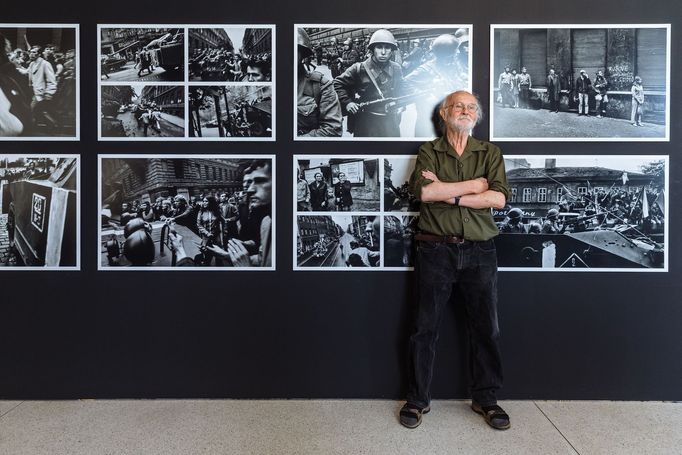 Josef Koudelka před svými snímky z cyklu Invaze 68, jak je vloni vystavila Národní galerie.