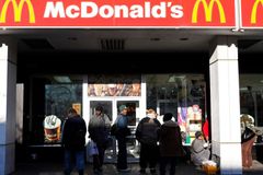 McDonald ji vyhodil pro plátek sýru navíc, vyhrála soud