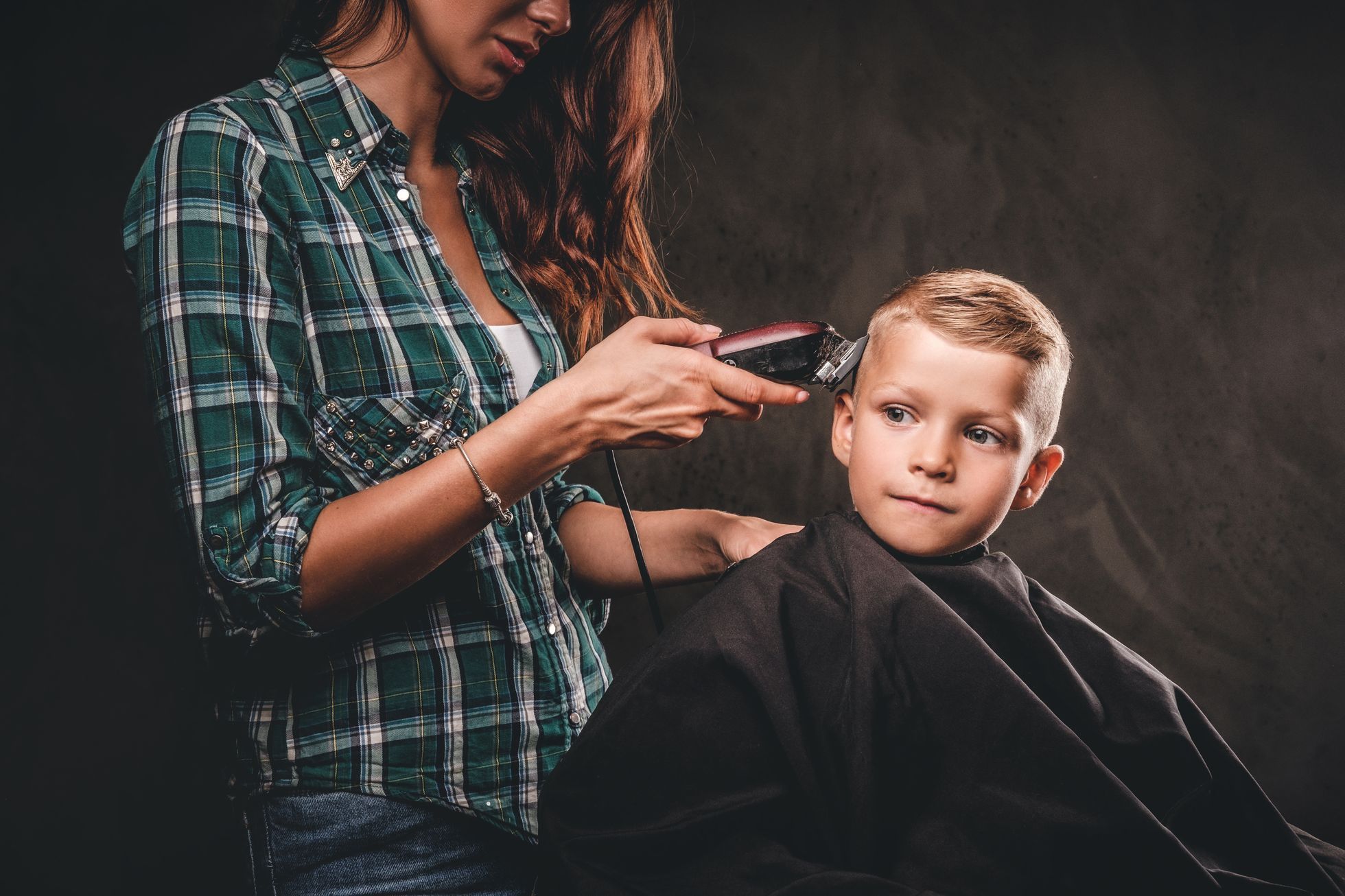 Dětský kadeřník, stříhání vlasů, holení, účes, dítě, holič