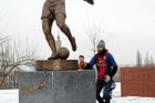 Známý fotbalový nadšenec Jakub Kohák se stal ambasadorem fanklubu Barcelony a před El Clásicem zahájil útok na pražské sochy.