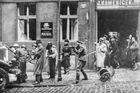 Ozbrojení povstalci v Balbínově ulici na Vinohradech při bojích 5. května 1945.