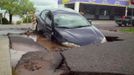 A car sits submerged in a street after flooding in Duluth, Minnesota, June 20, 2012. Heavy rains pounded northern Minnesota on Wednesday, forcing the evacuation of dozens of homes, causing mudslides and sinkholes, and swamping a zoo where several animals died, officials said. Picture taken June 20, 2012. REUTERS/Joe Cadotte (UNITED STATES - Tags: DISASTER SOCIETY ENVIRONMENT) Published: Čer. 21, 2012, 10:48 odp.