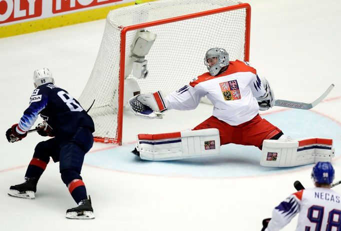 Cam Atkinson dává druhý gól USA.