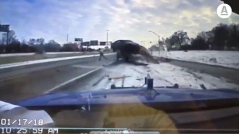 VIDEO: Auto vyletělo po rampě na odtahový vůz. Kamery zachytily nehodu jako z akčního filmu