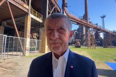 Já myslel, že to byla dlažební kostka, řekl Babiš k útoku. Pak ho rozčílili novináři