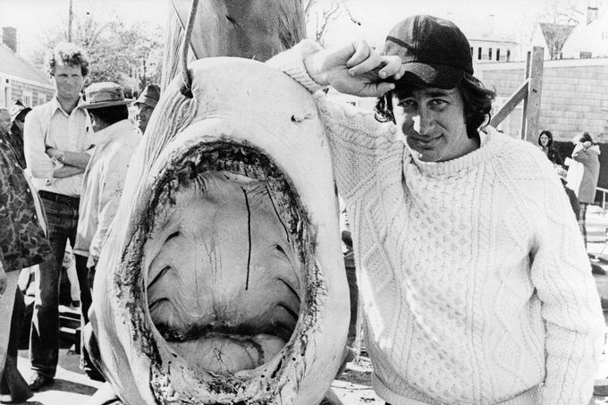 Steven Spielberg s mechanickým žralokem při natáčení thrilleru Jaws, Martha's Vineyard, Massachusetts, 1974