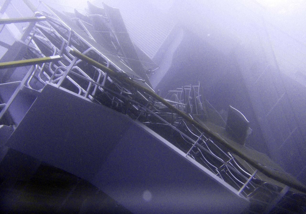 Zničená Costa Concordia pod hladinou