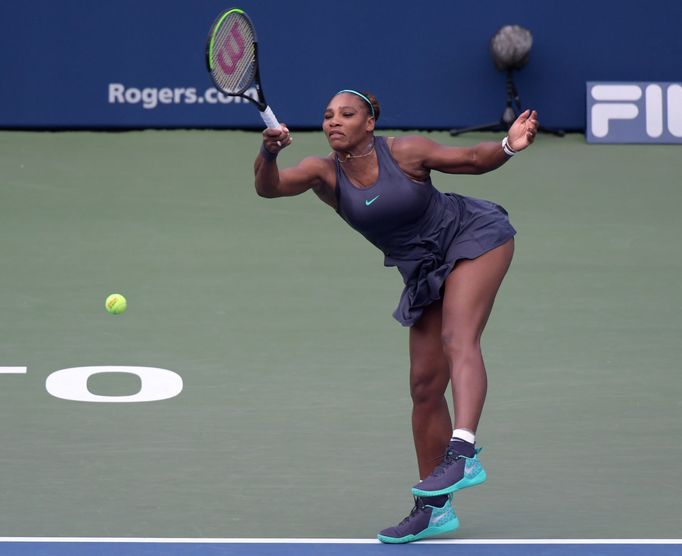 Serena Williamsová ve finálovém utkání na turnaji v Torontu, který musela vzdát kvůli bolestem zad