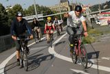 Mezi sedmou a devátou ranní proudily po cyklostezkách kolem Vltavy tisíce cyklistů. Věc v jiných dnech nevídaná.