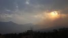 The setting sun is obscured by smoke from the Waldo Canyon fire west of Colorado Springs, Colorado June 24, 2012. Firefighters in Western U.S. states struggled to contain out-of-control wind-stoked wildfires across the U.S. west as summer temperatures mounted, and a fresh blaze consumed more homes in Colorado. REUTERS/Rick Wilking (UNITED STATES - Tags: DISASTER ENVIRONMENT) Published: Čer. 25, 2012, 1:01 dop.