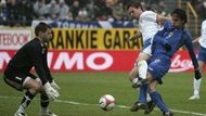 Italský útočník Filippo Inzaghi (v modrém) dává gól brankáři Faerských ostrovů Jakupu Mikkelsenovi (vlevo).