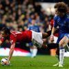 Hernandez a David Luiz v utkání ligového poháru Chelsea vs. Manchester United