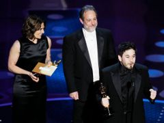 Lora Hirschbergová, Gary A. Rizzo (vpavo), a Ed Novick (uprostřed) - Oscar za nejlepší zvuk za film Počátek.