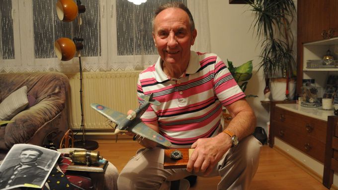 Josef Koukal mladší s památečními předměty na svého otce, jenž byl válečným letcem RAF.