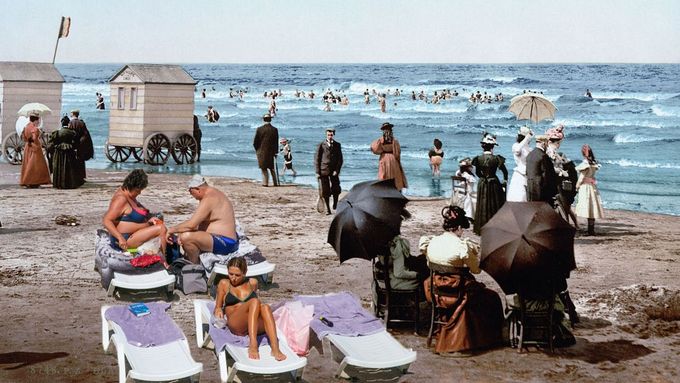 Plážová scéna před 120 lety, do které jsme pro porovnání vložili obrázek dnešních typických plážových hostů. Jak ukazuje srovnávací fotogalerie, v přímořských letoviscích se toho změnilo dost.