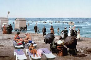 Pláže před 120 lety a dnes. Je libo šaty s krajkou a paraple, nebo bikini a ručník?