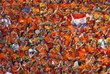 Holandští fanoušci na stadionu v Lipsku před zápasem své reprezentace proti Srbsku a Černé Hoře.