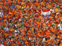 Holandští fanoušci na stadionu v Lipsku před zápasem své reprezentace proti Srbsku a Černé Hoře.