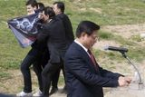Policisté odvádějí Tibeťana, který narušil projev předsedy čínského organizačního výboru OH v Olympii.