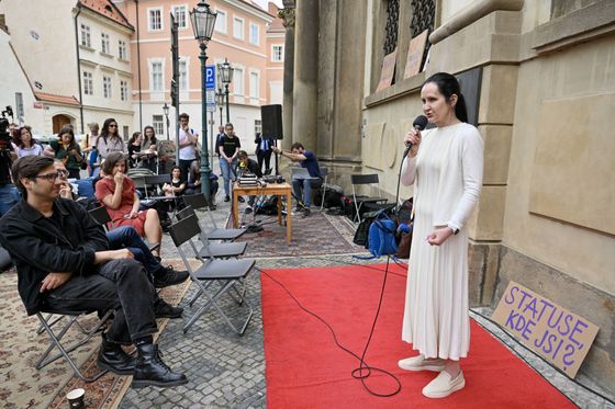 K účastníkům demonstrace promluvila také Alicja Knast, generální ředitelka pražské Národní galerie.