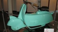 Piaggio MP5 Paperino z roku 1943. Toto je prototyp, ze kterého vzešla slavná Vespa. Přezdívalo se mu Paperino, což je v italštině výraz pro kačera Donalda. Piaggiovi se ale nelíbilo, že měl stroj vysoký středový tunel. Toho se chtěl zbavit, aby byla jízda komfortní i pro dámy v sukni.