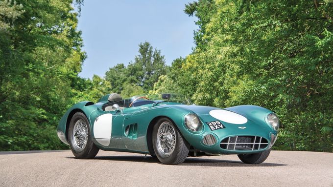 Otevřené dvoumístné auto s klasickým zeleným lakem, dobovou poznávací značkou a bílými kruhy pro umístění závodního čísla ve své době řídil slavný závodník Stirling Moss.