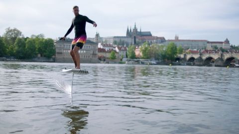 Nová zábava na Vltavě. Lidé se mohou vznášet na surfech metr nad hladinou