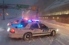 Přes půl metru sněhu, kolabující doprava a 19 mrtvých. Bouře zasáhla východní pobřeží USA