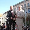 ...primátor Onderka tak mohl - společně s jedním z autorů hodinového stroje Oldřichem Rujbrem - aktivovat hodiny mobilem. A to před plným náměstím potenciálních voličů.