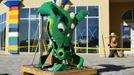 A dragon's head made of Lego bricks sits waiting to be hoisted into place as construction continues on North America's first ever Lego Hotel being built at Legoland in Carlsbad, California January 17, 2013. The three-storey, 250-room hotel will open April 5. REUTERS/Mike Blake (UNITED STATES - Tags: SOCIETY BUSINESS EMPLOYMENT TRAVEL) Published: Led. 17, 2013, 11:33 odp.