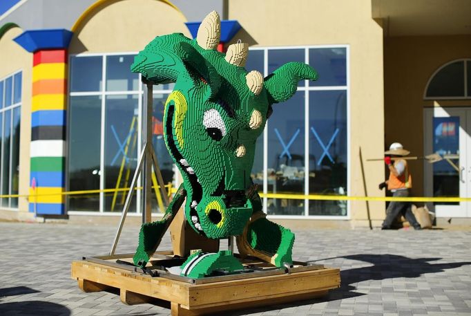 A dragon's head made of Lego bricks sits waiting to be hoisted into place as construction continues on North America's first ever Lego Hotel being built at Legoland in Carlsbad, California January 17, 2013. The three-storey, 250-room hotel will open April 5. REUTERS/Mike Blake (UNITED STATES - Tags: SOCIETY BUSINESS EMPLOYMENT TRAVEL) Published: Led. 17, 2013, 11:33 odp.