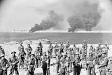 Pohled na bojiště okolo obléhaného Tobruku. Australští vojáci se po útoku na protiletadlové pozice znovu shromažďují jižně od Tobruku.