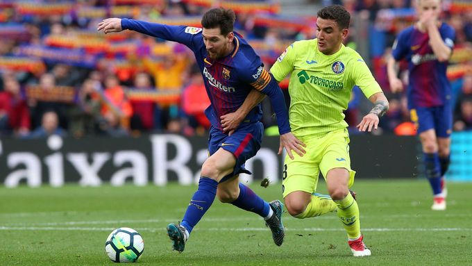 Lionel Messi a Mauro Arambarri z Getafe v souboji o balon