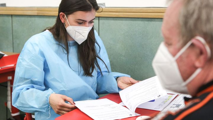 Průzkum: Zákoník práce porušuje 97 procent nemocnic, falšují výkazy o délce směn
