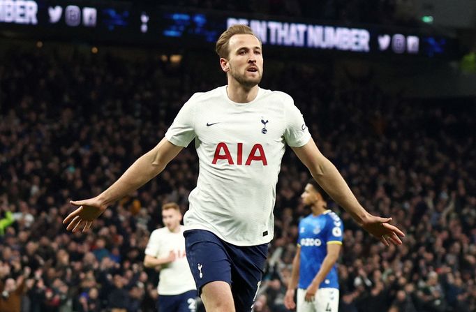 Harry Kane z Tottenhamu slaví gól v anglické lize.