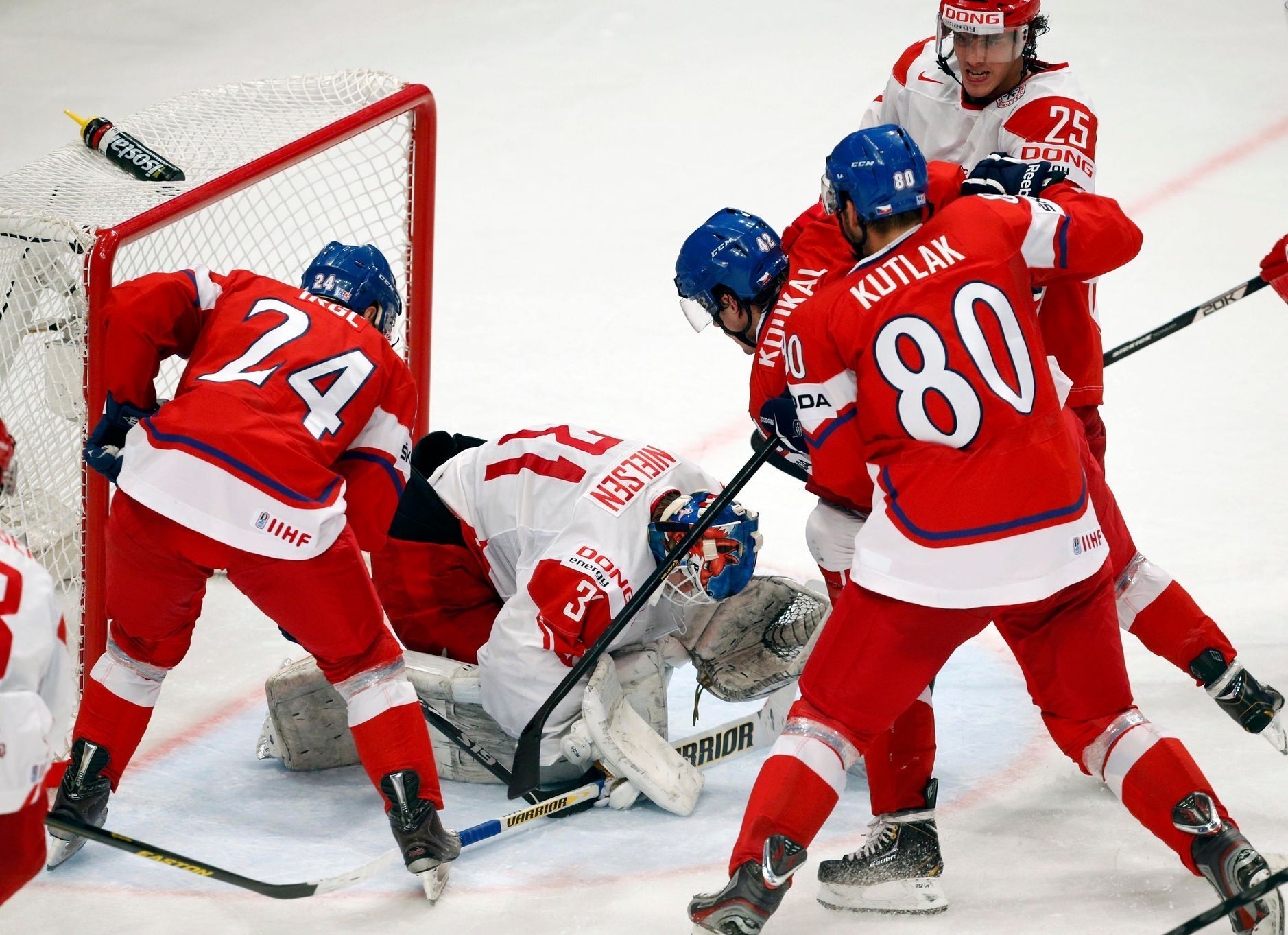 Hokej, MS 2013, Česko - Dánsko: Zbyněk Irgl, Zdeněk Kutlák a Petr Koukal - Simon Nielsen a Oliver Lauridsen (25)