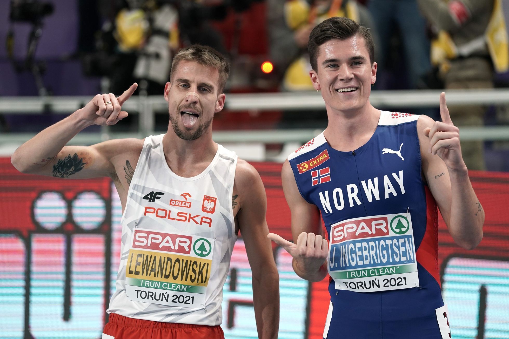 Marcin Lewandowski a Jakob Ingebrigtsen v cíli závodu na 1500 m na HME 2021 v Lodži