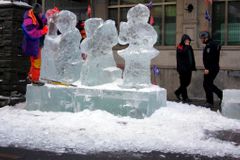 Lidé kvůli sympoziu sochařů z ledu zavalili Pustevny