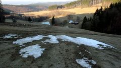Poslední zbytky sněhu na sjezdovce Lopata