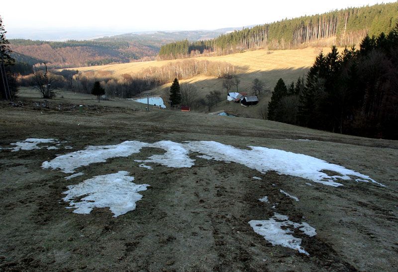 Poslední zbytky sněhu na sjezdovce Lopata