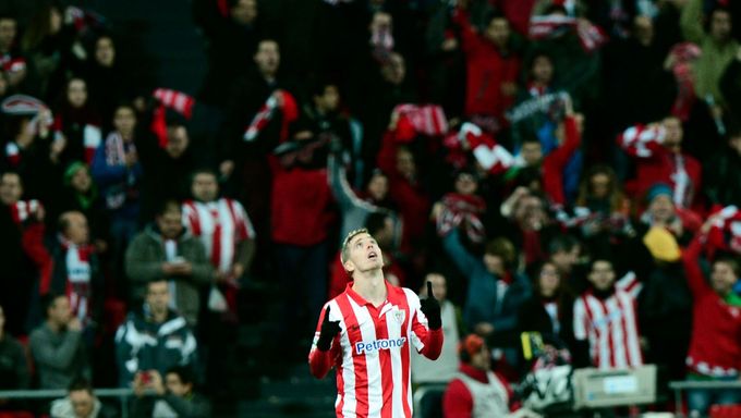 Iker Muniain se raduje z gólu, kterým pokořil Barcelonu