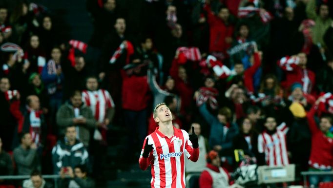 Iker Muniain se raduje z gólu, kterým pokořil Barcelonu