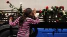 A Bosnian woman kisses one of the three trucks carrying 520 coffins of the newly identified victims of the 1995 Srebrenica massacre in front of the presidential building in Sarajevo July 9, 2012. The bodies of the recently identified victims will be transported to the memorial centre in Potocari where they will be buried on July 11 marking the 17th anniversary of the massacre in which Bosnian Serb forces commanded by Ratko Mladic killed up to 8,000 Muslim men and boys and buried them in mass graves. REUTERS/Dado Ruvic (BOSNIA AND HERZEGOVINA - Tags: ANNIVERSARY CIVIL UNREST POLITICS) Published: Čec. 9, 2012, 10:57 dop.