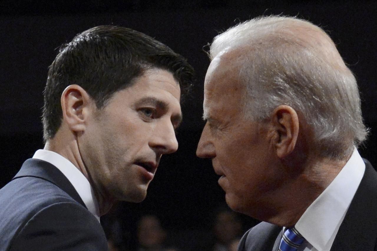 Paul Ryan a Joe Biden během viceprezidentské debaty
