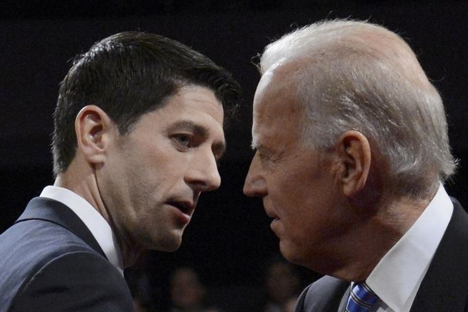 Paul Ryan (vlevo) a Joe Biden během viceprezidentské debaty.